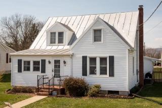 248 Center St, Timberville, VA 22853-9717