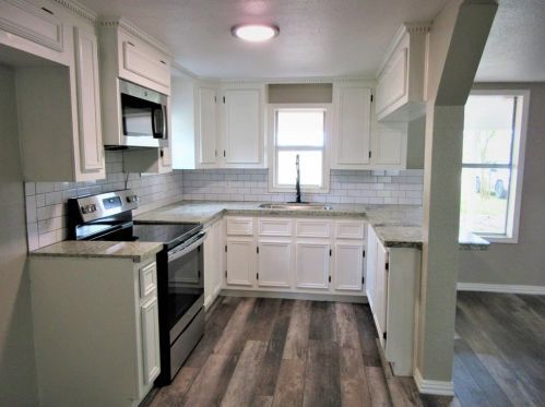 718 Anderson St, Angleton TX 77515-4544 exterior