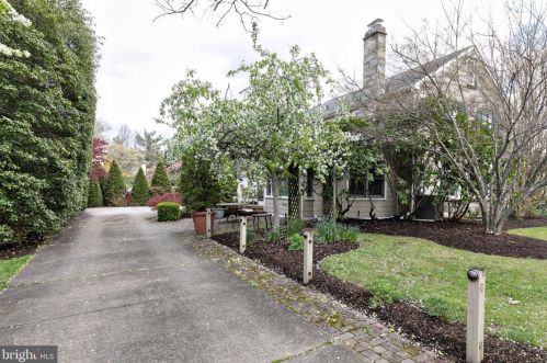 561 Crystal Lake Ave, Tavistock NJ 08033-2748 exterior