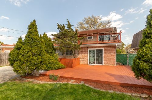 8316 Elmore St, Niles IL 60714-1943 exterior