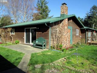 391 Lexington Ave, Bandon, OR 97411-9762