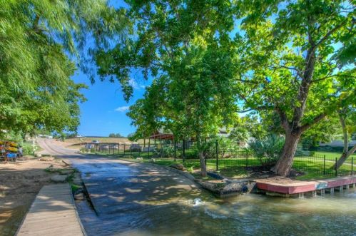 3921 Cyn Gln Cir, Austin TX  78732-2187 exterior