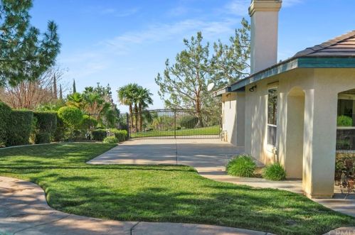 7470 Chateau Rdg Ln, Riverside CA  92506-7542 exterior