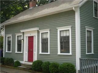 11 Gibbon Ct, Providence, RI 02909-1901