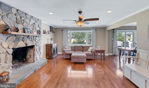 74 Wolf Dr, Trenton NJ 08610-1125 exterior