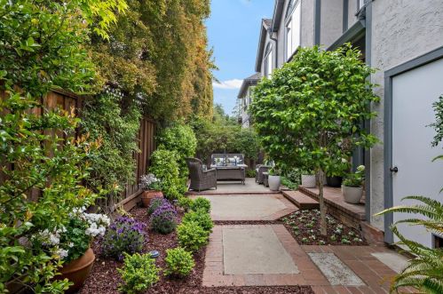 587 Lassen St, Los Altos, CA 94022-3911