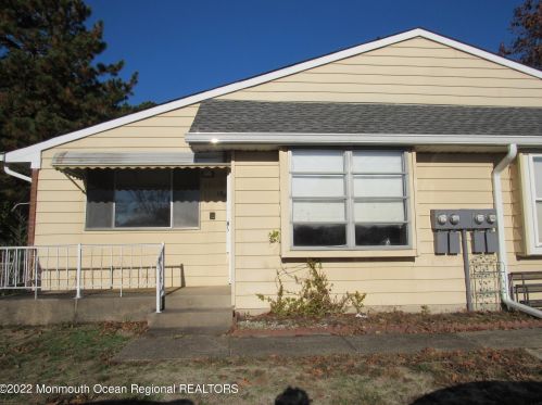 13 Lafayette Dr, Lakehurst, NJ 08759-1642