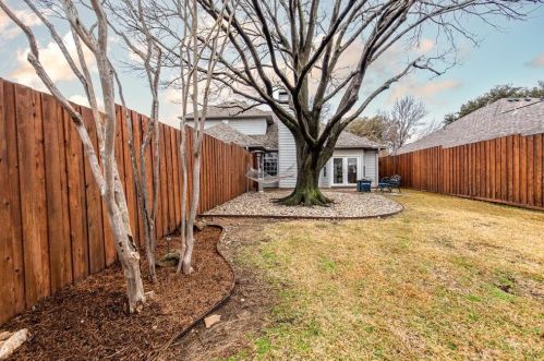 2124 Larkspur Dr, Carrollton TX 75010-4040 exterior