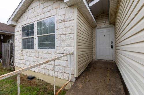 4612 Blue Meadow Dr, Austin TX  78744-5075 exterior