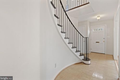 6058 Haverhill Ct, Springfield VA  22152-1213 exterior