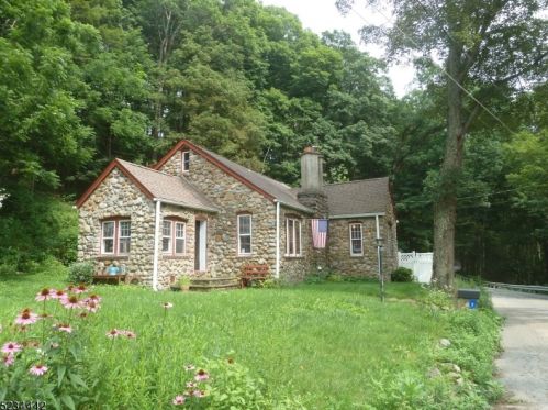 7 Walnut Rd, Columbia, NJ 07832-2306