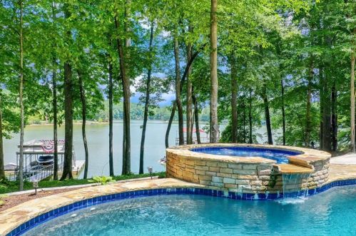 385 Sundown Dr, Dawsonville, GA 30534-7303