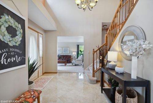 261 Shawnee Cir, Hanover Park, IL 60103-2028