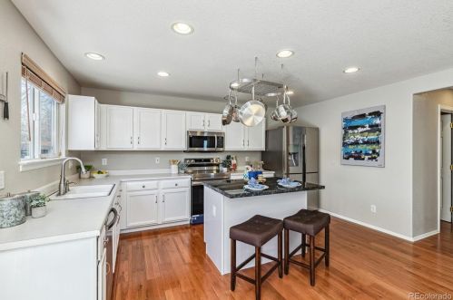 5212 Riviera Cir, Aurora, CO 80015-6015