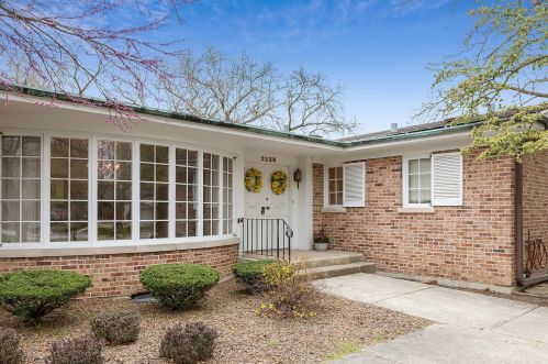 2238 Flossmoor Rd, Homewood, IL 60422-1612