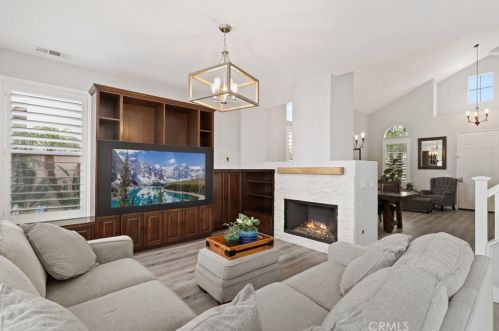 8721 Heatherwood Rd, Anaheim CA  92808-1690 exterior