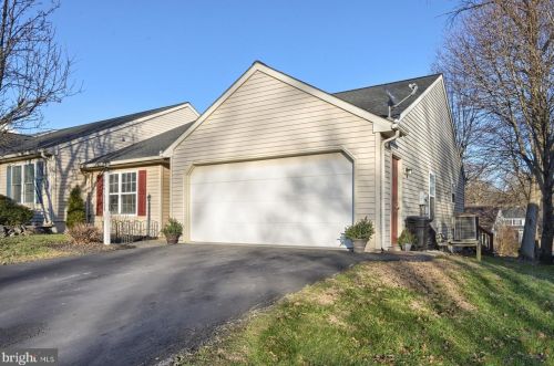 12 Mill Pond Dr, Lancaster, PA 17603-7411