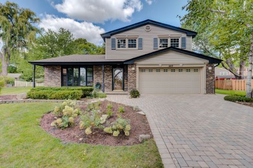 1410 Burr Oak Dr, Arlington Hts, IL 60004-1623