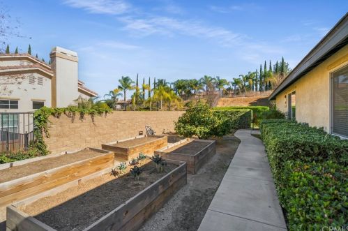 7470 Chateau Rdg Ln, Riverside CA  92506-7542 exterior