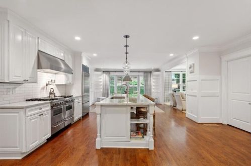 554 Mnr Rdg Dr, Atlanta GA  30305-3512 exterior