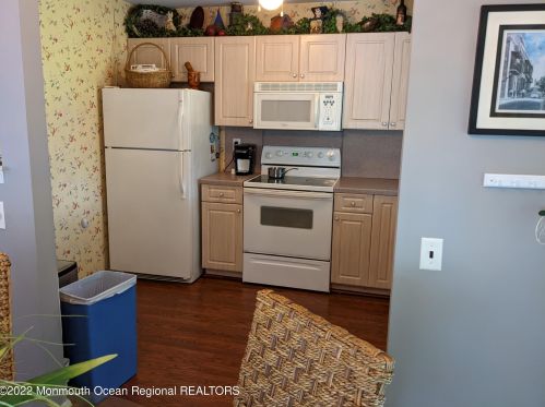 6 Pioneer Ct, Lakehurst, NJ 08759-1825