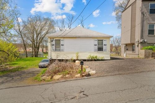 85 Pleasant St, Warwick, RI 02886-4609