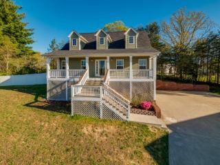 8689 Corker Ln, Hixson, TN 37343-1989