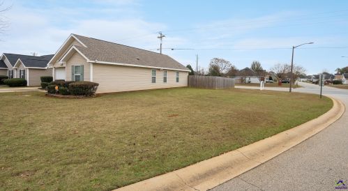 100 Grand Ave, Bonaire, GA 31005-4811