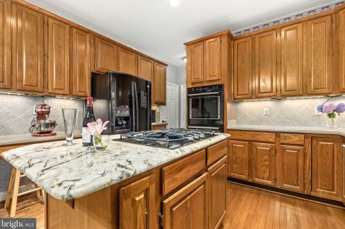 8006 Middlewood Pl, Springfield VA  22153-1928 exterior