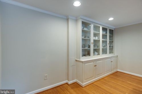 5623 Queensberry Ave, Springfield VA  22151-2711 exterior