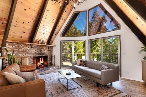 27324 Pinewood Dr, Lake Arrowhead, CA 92352-9708