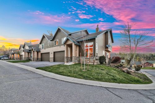 10046 Nicolas Dr, Truckee, CA 96161-1894