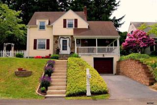 1524 Old Farm Ln, York, PA 17403-4046