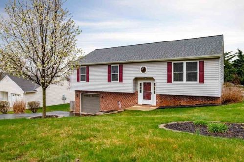 56 Harrogate Dr, Fishersville, VA 22939-2010