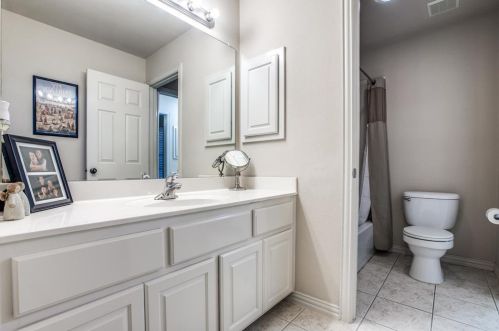 2561 Grn Oak Dr, Carrollton TX 75010-4221 exterior