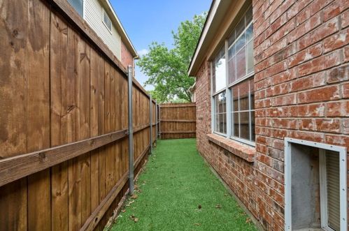 9602 Windy Hollow Dr, Irving TX  75063-5006 exterior