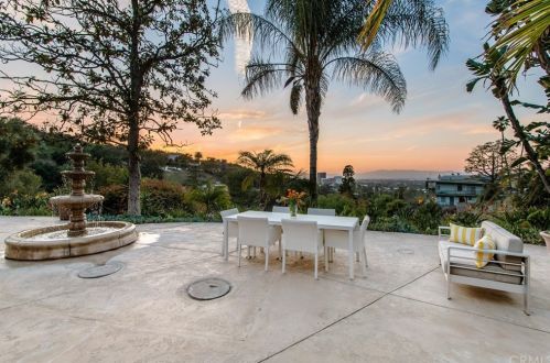 14764 Round Valley Dr, Van Nuys, CA 91403-4634