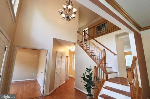 8174 Tenbrook Dr, Gainesville, VA 20155-3840