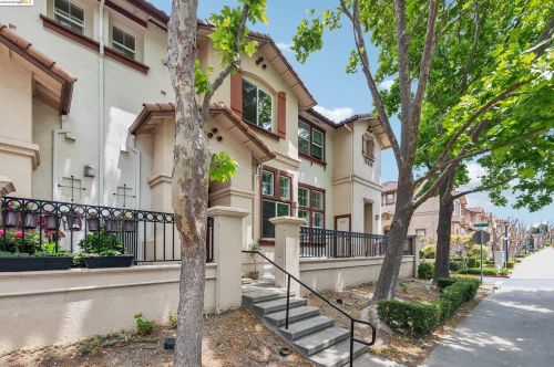121 Santa Ana St, Richmond, CA 94806-5049