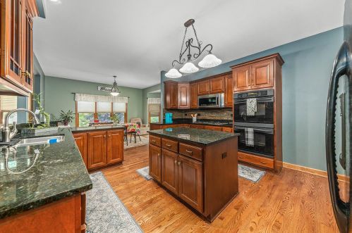 5 Crenshaw Ct, Lemont IL  60490-6614 exterior