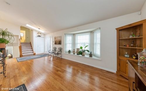 16 Larkspur Ln, Streamwood, IL 60107-3301