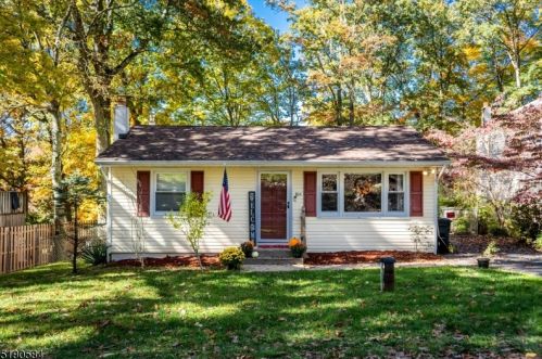 104 Pocono Trl, Hopatcong, NJ 07843-1009