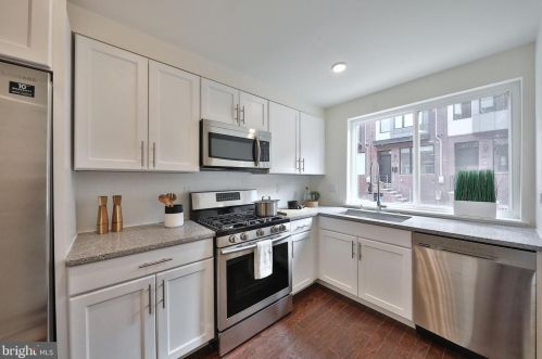 2611 Manton St, Philadelphia, PA 19146-3811