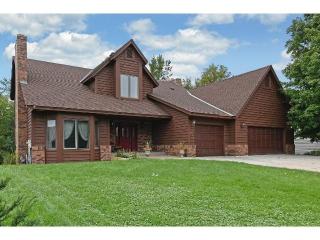 712 Stonewood Rd, Saint Paul, MN 55123-1323