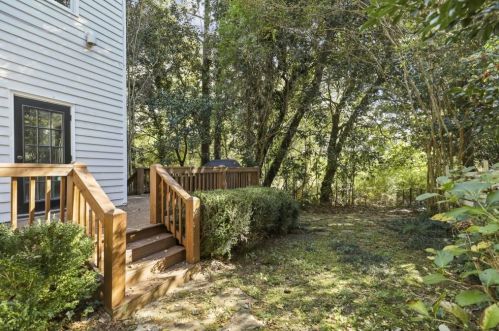 1386 Hanover West Dr, Atlanta GA  30327-1139 exterior