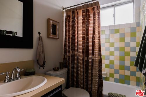 1330 Columbia Dr, Glendale CA  91205-3504 exterior