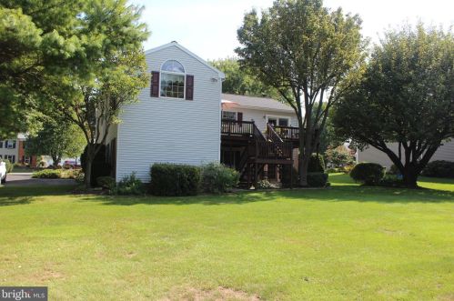 2482 Creek View Dr, Lancaster PA  17602-1451 exterior