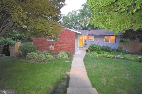 7309 Pinewood St, Falls Church, VA 22046-2725