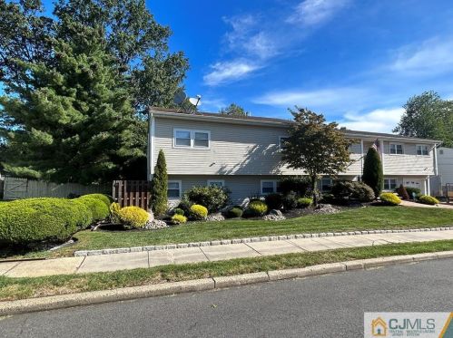 18 Eagle St, Iselin, NJ 08830-1812