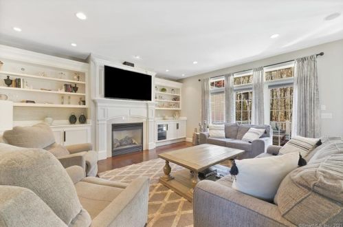 42 Vintage Ln, Wapping CT  06074-1616 exterior